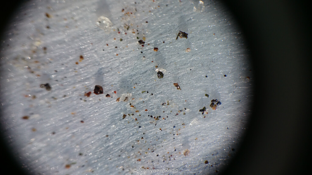 火山灰の中から見つけ出した鉱物は、顕微鏡で拡大するとキラキラと輝いてとても綺麗